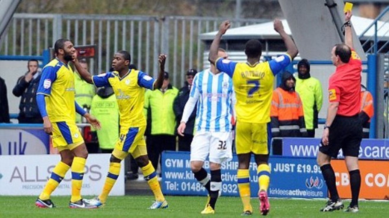 Doar Graham Poll e mai tare!** Un jucător de la City n-a văzut "roșu", deși centralul i-a arătat două "galbene"