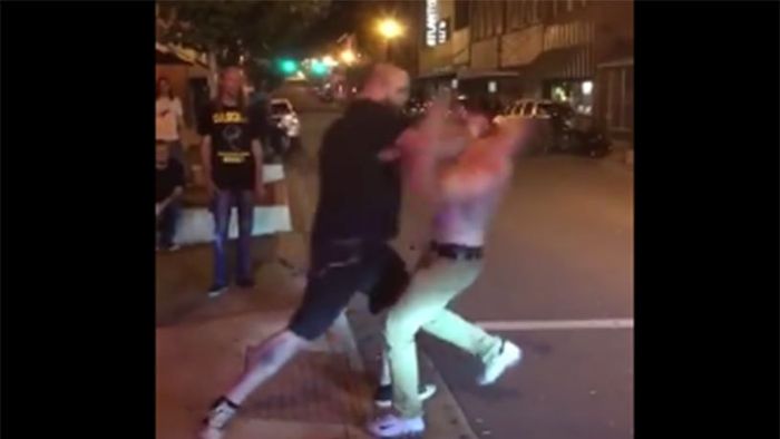 VIDEO | Când te iei de cine nu trebuie. Un tânăr l-a invitat la luptă pe un luptător MMA, fără să știe acest detaliu. Finalul este previzibil :)