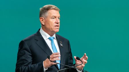 Klaus Iohannis a fost șeful unui club de fotbal, care a vrut să promoveze în Liga 1! Au trecut douăzeci de ani de la povestea știută de puțini despre președintele României, care a plecat scârbit din sportul condus de Mircea Sandu și Mitică Dragomir