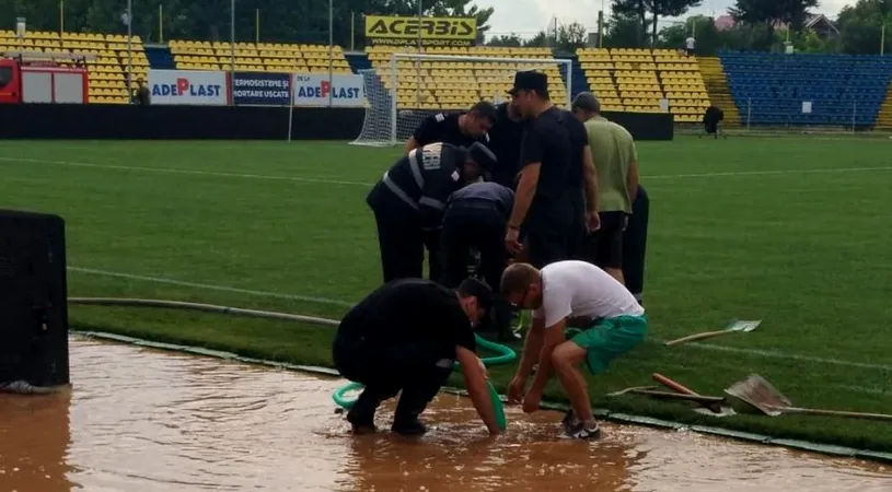 A venit Dunărea la Călărași? :) GALERIE FOTO | Potop înainte de meciul cu CFR: au venit pompierii! Cum arăta gazonul