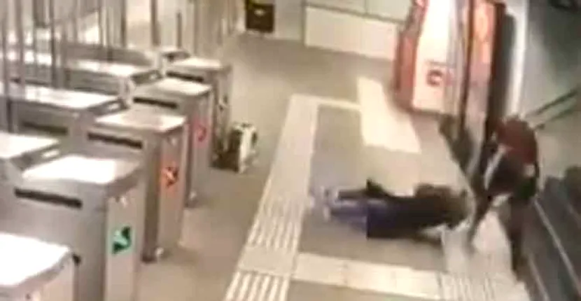 VIDEO / Incident la metroul din Barcelona. O femeie, luată la bătaie de un bărbat care a vrut să-i fure poșeta