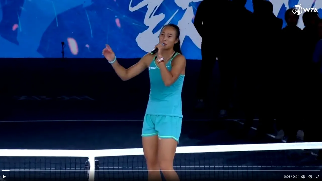 Faza zilei în tenis. Jucătoarea numărul 1 a Chinei a luat microfonul și a început să cânte pe teren după ce a câștigat cel mai important titlu al carierei: „A atins toate notele!
