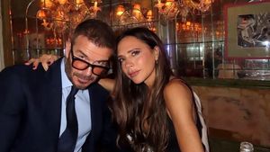 David Beckham și Victoria Beckham sunt acuzați că au „sifonat” tabloidelor informații compromițătoare despre prințul Harry și Meghan Markle! Urmașul regelui Angliei a pus mâna pe telefon și l-a sunat pe fostul fotbalist