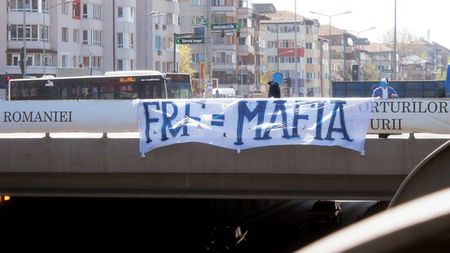 "It''s enough!"** Mircea Sandu a făcut fețe-fețe când a văzut bannerele fanilor Craiovei! Cum a reacționat Platini