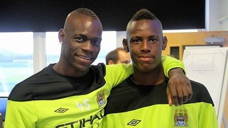 Dublu IMPACT: Fratele mai mic al lui Balotelli a semnat cu o echipă din Anglia. **"Super Mario" nu i-a putut pune o "vorbă bună" pe lângă Mancini, așa că a ales o 'rivală'