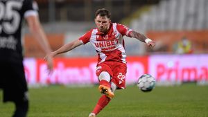 Legia Varșovia îl vrea pe Sorescu, dar Dinamo a refuzat oferta polonezilor! Salariul lui Deian ar fi fost peste tot ce există în Liga 1 | EXCLUSIV