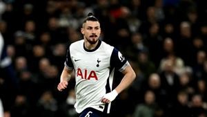 Scandal cu golul încasat de Radu Drăguşin şi Tottenham. VAR nu a anulat deşi hențul s-a văzut clar
