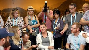 IMAGINEA ZILEI | Asta înseamnă să fii Simona Halep! Eleva lui Darren Cahill, sufocată de jurnaliști la Indian Wells