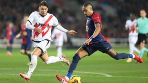 FC Barcelona a trimis oferta pentru Andrei Rațiu: 10.000.000 de euro, sumă fixă, plus 5.000.000 de euro, în bonusuri de performanță. Rayo a dat răspunsul pe loc