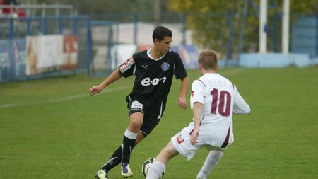 I s-a oferit a doua șansă. Puștiul care a jignit o femeie în avion, reprimit la Academia Hagi. "Regret enorm, mi-am învățat lecția"