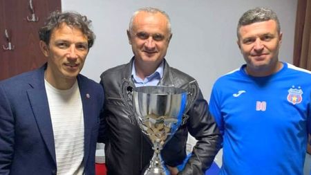 Apariție-surpriză la petrecerea Stelei! Fostul comandant al CSA, Mădălin Hîncu, a venit să se pozeze cu trofeul pentru promovarea în Liga 2! FOTO EXCLUSIV