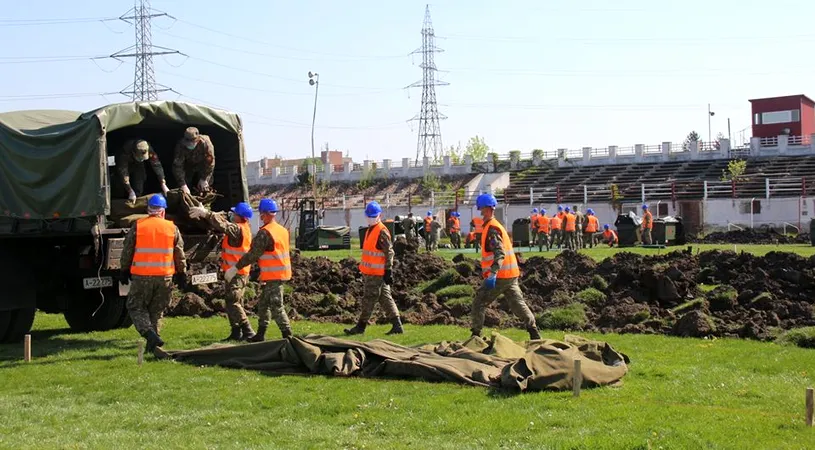 TAB-urile au intrat pe stadionul CFR pentru a ridica spitalul de campanie din Timișoara: ”Terenul principal va fi distrus, nu va mai putea fi remediat niciodată” | GALERIE FOTO