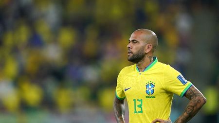 Dani Alves se întoarce pe teren la 44 de ani. Unde va evolua fundașul brazilian după eliberarea din închisoare