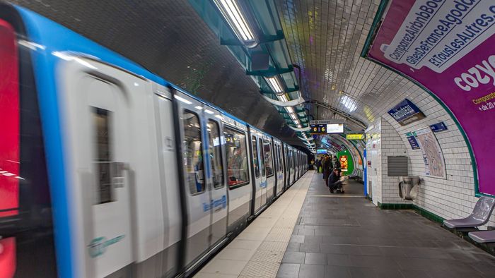 Fiica miliardarilor se plimbă cu metroul prin oraș: „Nu m-a recunoscut nimeni”