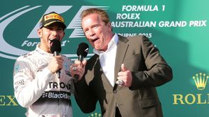 Terminator Hamilton. Câștigător al primei curse a sezonului, britanicul i-a dat replica pe podium lui Schwarzenegger: "Credeam că ești mai înalt, omule!". Cine a intrat în puncte în etapa inaugurală