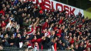 Stick-ul, bată-l vina! Explicația pentru momentul dezgustător petrecut la partida Juventus - Sepsi. UPDATE | Gazdele, acuzate că mint: "Ei mi-au dat stick-ul cu acel cântec"