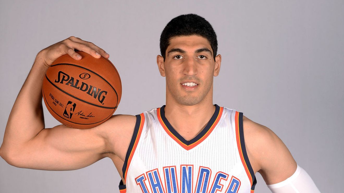 Întâlnirea cu Enes Kanter, anulată. Starul din NBA a fost oprit la aterizarea pe aeroportul "Otopeni" din cauza "crezurilor politice". Filmul evenimentelor povestit de organizatori: "El are viză Schengen. A fost în șapte alte țări, a fost pe tranzit în Germania, dar în România a apărut această problemă"