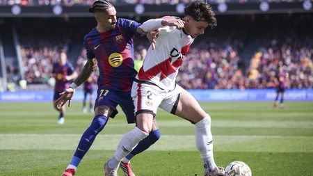 „L-a lovit, e penalty!”. Verdictul specialistului în arbitraj despre faza în care Andrei Rațiu a fost atins în careu de Fermin de la Barcelona