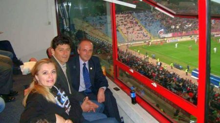 S-a eschivat mai ceva ca Bute! Talpan a găsit explicația pentru poza în care e "trup și suflet" pentru Steaua lui Becali: "Am fost la acel meci, da. Și am ținut..."