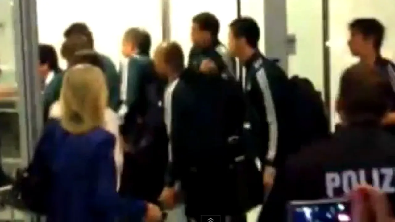 VIDEO: Jose Mourinho, insultat la aeroport de fanii lui Real Madrid!** Imaginile care nu s-au văzut la TV! Ce s-a întâmplat după umilința cu Borussia Dortmund