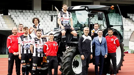FOTO | Cu tractorul pe Cluj Arena!** Imagini spectaculoase cu Bogdan Lobonț și jucătorii săi cocoțați pe utilajul agricol
