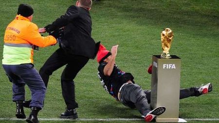 Jimmy Jump, găsit vinovat de tentativă de furt a Cupei Mondiale! VEZI ce amendă a luat!