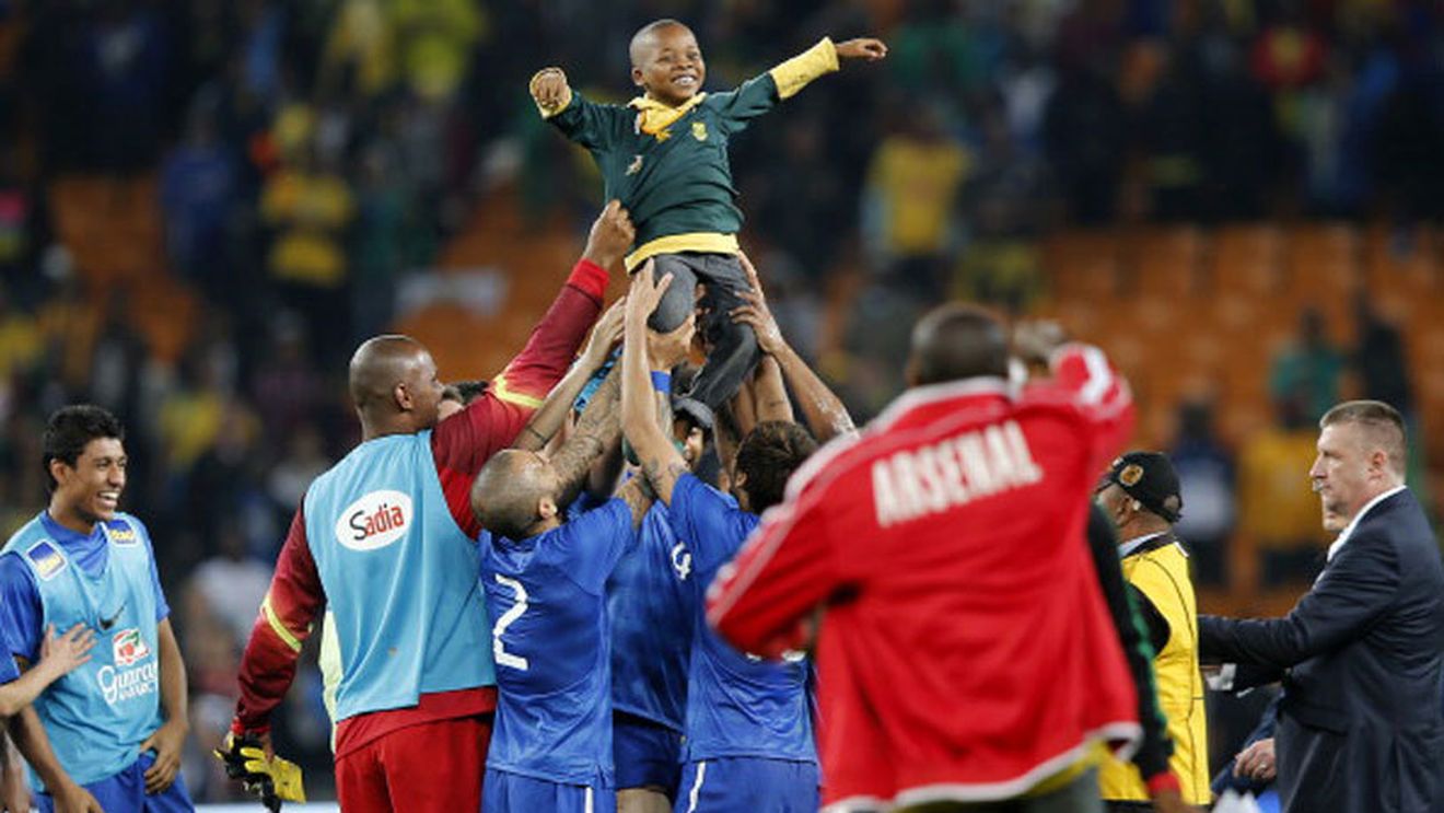 Moment superb la finalul partidei Africa de Sud - Brazilia 0-5 FOTO: Un copil care a intrat pe teren a fost purtat pe brațe de jucătorii sud-americani 