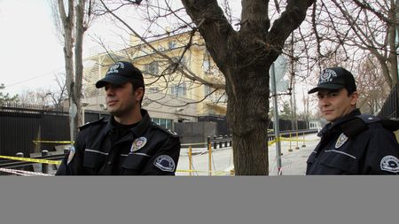 Cinci suporteri turci arestați după decesul unui fan sârb la un meci de baschet