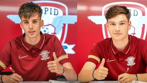 Roadele banilor lui Dan Șucu: doi fotbaliști au semnat cu Rapid! Vărul lui Ionuț Radu de la Auxerre a ales să parafeze contractul cu echipa lui Adrian Mutu!