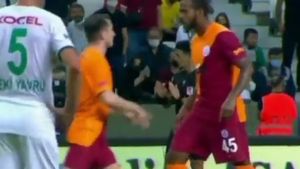 Probleme la Galatasaray! Ce sancțiune a primit brazilianul Marcao Teixeira după ce și-a bătut coechipierul chiar pe teren | VIDEO