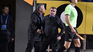 Dan Petrescu, prima reacție după scandalul monstru făcut în fața lui Gică Hagi. Mama „Bursucului” i-a văzut ieșirea la TV și l-a sunat imediat: „Vrei să mori pe teren?”