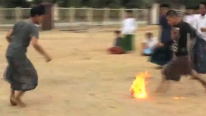 VIDEO HOT** "Arde, uite-o cum arde!" Fotbal pentru bărbați adevărați: mingea e o nucă de cocos... în FLĂ‚CĂ‚RI