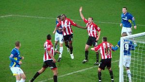 Peste 100 de ani de istorie, ȘTERȘI cu buretele!** Cum schimbă banii o echipă de tradiție din Marea Britanie