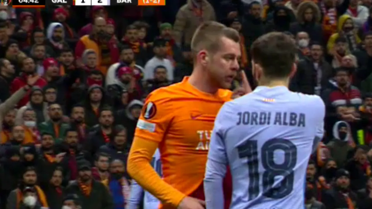 Alexandru Cicâldău s-a certat cu Jordi Alba în timpul meciului Galatasaray - FC Barcelona! Românul, enervat la culme de o decizie a arbitrului