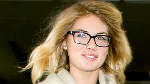 FOTO Kate Upton, surprinsă de paparazzi pe aeroportul JFK