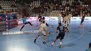 Șimicu și Popescu, seară magică în Franța! Cei doi români au fost decisivi în victoria echipei St. Raphael în fața celor de la Montpellier, în semifinala Turneului Campionilor. Interul român a fost desemnat și MVP-ul partidei