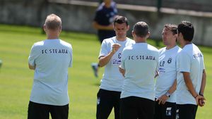 Gâlcă a dus degetul la tâmplă în ședința cu steliștii. I-a criticat pentru înfrângerea cu Chiasso