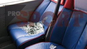 "Câinii" au turbat!** Geamurile autocarului Stelei au fost sparte