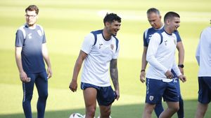 Aşa arată un român fericit, care va câştiga 2.000.000 de euro pe an, după EURO! Primele imagini cu Florinel Coman, după transferul care i-a adus lui Gigi Becali în conturi 5.000.000 de euro şi lui Fabrizio Romano numeroase comentarii negative