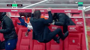 Chelsea rezistă și după bătălia de la Stoke! Oamenii lui Conte își păstrează avantajul în campionat la capătul unui meci extrem de dur. VIDEO Cum a celebrat italianul golul victoriei