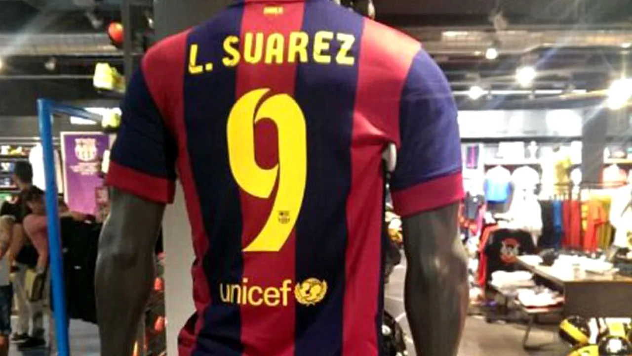 Un magazin din Barcelona a început să vândă tricouri de joc imprimate cu numele lui Suarez