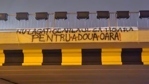 Protest la Piatra Neamț! Suporterii Ceahlăului au împânzit orașul cu bannere de susținere a clubului: ”Ne cerem scuze că la «locale» am pus ştampila pe oameni fără onoare” și ”Nu lăsaţi Ceahlăul să moară pentru a doua oară”