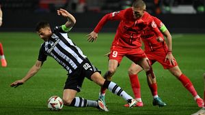 Faza care a amuțit tot stadionul la PAOK - FCSB. Ciocnire violentă: scos pe targă şi schimbat imediat!