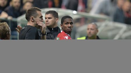 VIDEO | Cooper, la un pas de bătaie cu un suporter. Fanii lui Dinamo și-au amenințat și ironizat favoriții în timpul meciului cu Chiajna: "Jucători de serie B, vă rupem picioarele!" și "Campionii, campionii!". Mesaj dur pentru conducere