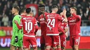 Dinamo, absență importantă la Sibiu. Jucătorul care leagă mijlocul „câinilor” nu a făcut deplasarea. Kopic a anunțat că nu se va baza nici pe Dennis Politic. EXCLUSIV