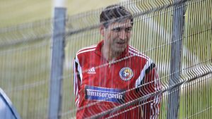 Pițurcă și-a început deja mandatul la Craiova. A asistat la meciul cu Voluntari: "Are de lucrat! Au fost ajutați și de arbitrul Chivulete"