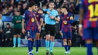 S-au năpustit asupra lui Kovacs după meci! Fotbaliștii Barcelonei l-au înconjurat pe român și Flick a intervenit de urgență!