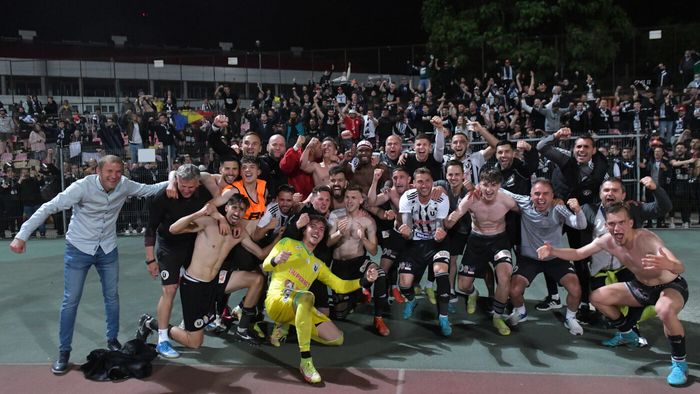 A trimis-o pe Dinamo în premieră în Liga 2, iar acum și-a ales favorita surpriză în lupta pentru titlu din Superliga: „Le țin pumnii! Atunci, au dat cu gaze lacrimogene și nu am putut să intrăm în vestiar”. EXCLUSIV