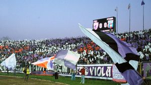 Cum l-a deposedat un comentator sportiv, în direct, pe atacantul Stelei, de ce a ajuns Mirel Rădoi cu mâna în gâtul unui vârf uriaș iar Dan Alexa, ras în cap: nu e glumă, iată imaginile senzaționale!