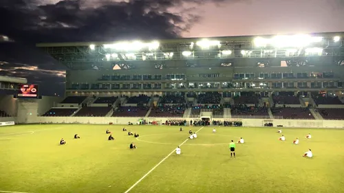 VIDEO | Protest incredibil în timpul unui meci din Grecia. Jucătorii și antrenorii s-au așezat în fund într-un gest de solidaritate cu imigranții din Siria